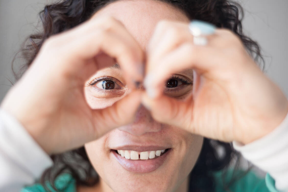 Öfter mal ein Objekt in der Ferne fokussieren tut den Augen gut. Vor allem Frauen sind von trockenen Augen aufgrund der weiblichen Sexualhormone häufig betroffen. / Foto: Getty Images/Lucy Lambriex