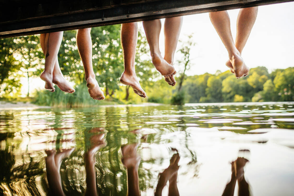 Sind die Füße und Beine bei Hitze im Sommer geschwollen, hilft ein kühles Fußbad. Kaltes Wasser belebt sofort die Blutzirkulation und die Beine fühlen sich wieder leichter an und schwellen ab. / Foto: Getty Images/ Franziska & Tom Werner