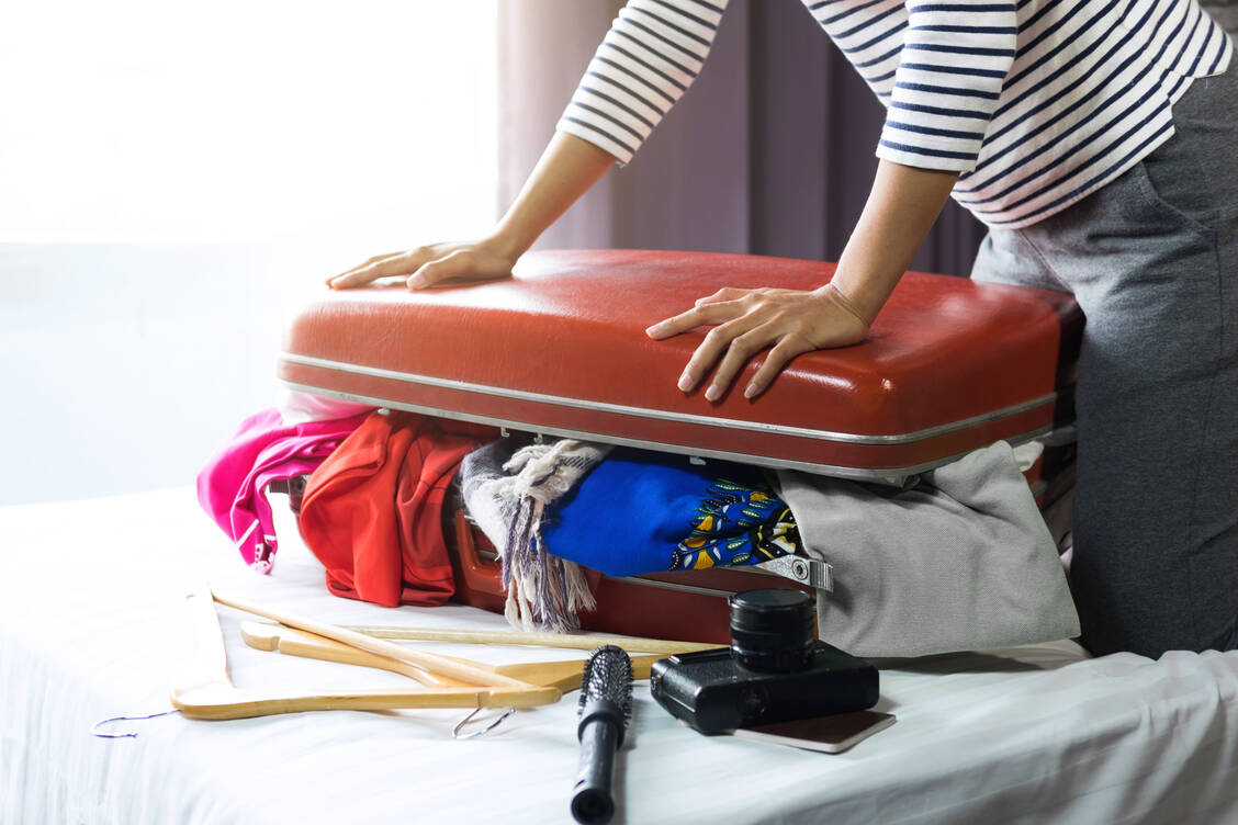 Beim Auspacken des Koffers können Bettwanzen als Urlaubsmitbringsel in die eigene Wohnung gelangen. / Foto: Adobe Stock/ Freedomz