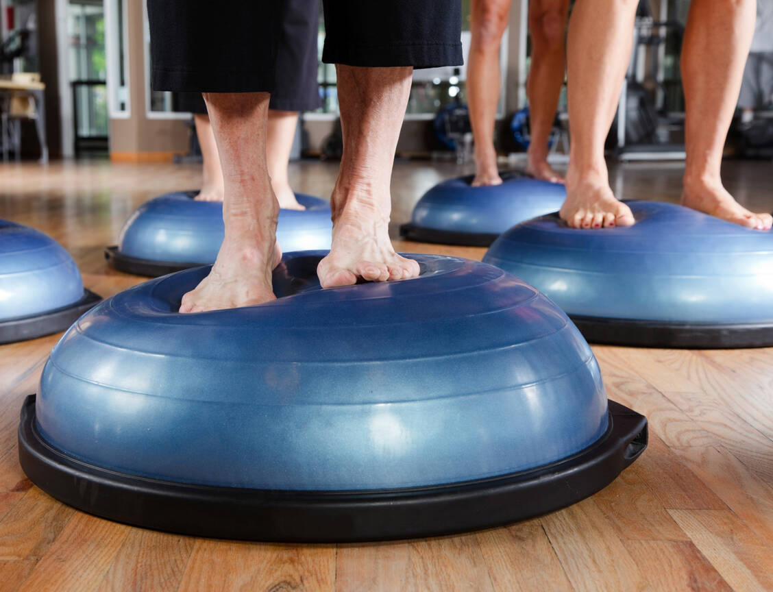 Vor allem sensomotorisches Gleichgewichtstraining konnte in der Studie das Auftreten von Nervenschäden um 50 bis 70 Prozent reduzieren. / Foto: Getty Images/RichLegg