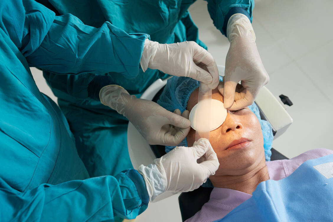 Chlorhexidin kann die Hornhaut beschädigen, was unter Umständen eine Augen-Operation erforderlich macht. / Foto: Getty Images/DragonImages