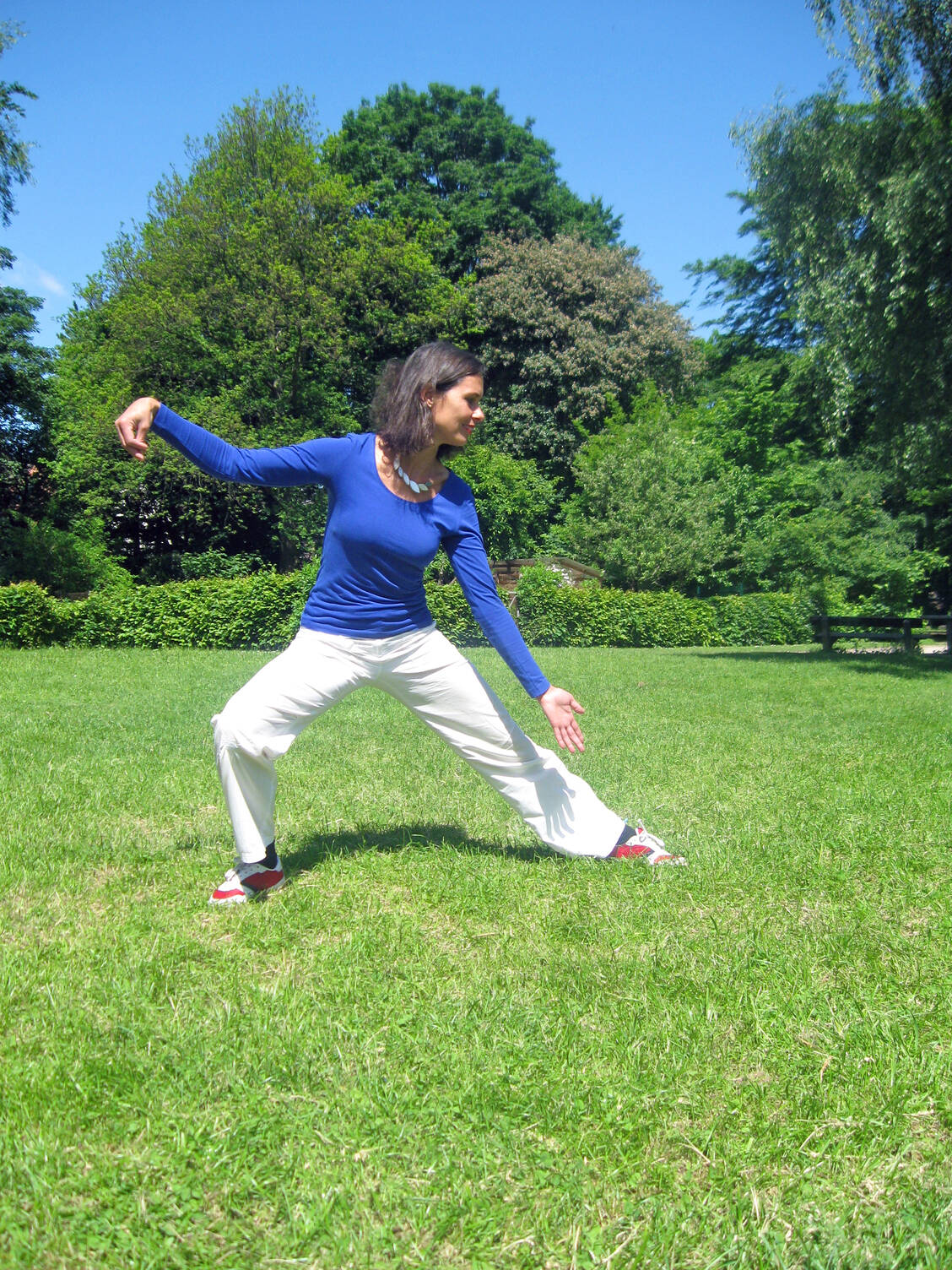 Eugenie Horsch gibt Tai-Chi-Stunden im Park. / Foto: Narimaan Nikhbakht