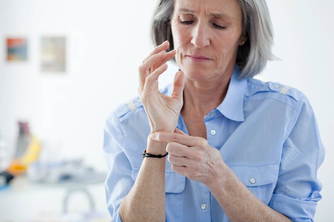 Bei Rheuma und Arthrose sollen Enzyme hilfreich sein. / Foto: Shutterstock/ImagePointFr