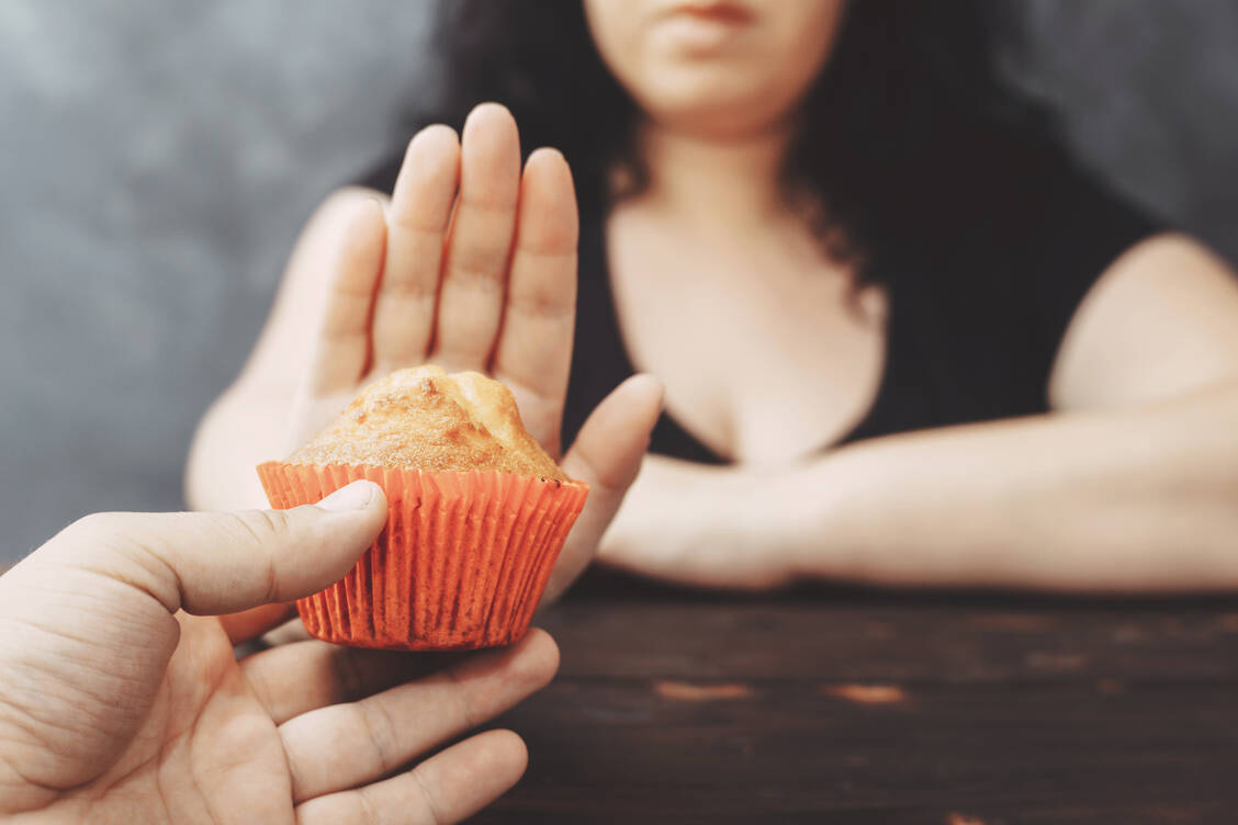 Wer magensaftresistente Medikamente einnimmt, sollte zwischendurch auf Snacks verzichten, damit die Arzneiformen voll zur Wirkung kommen. / Foto: Adobe Stock/Vadym