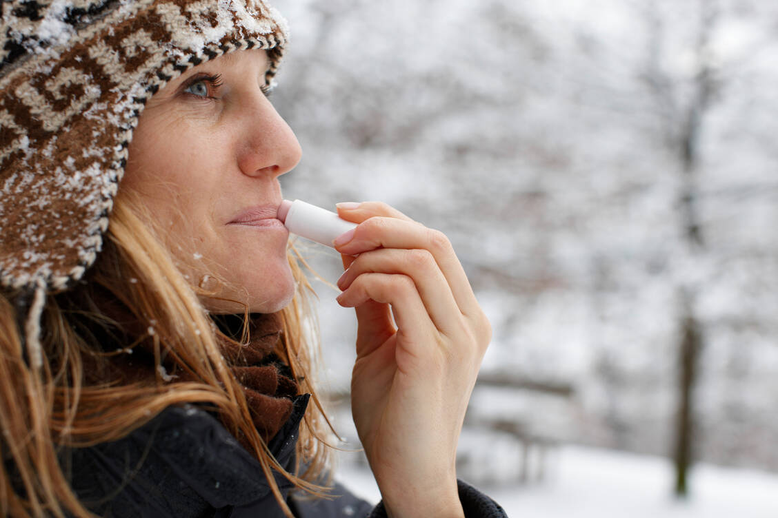 Kälte draußen, Heizungsluft drinnen: Jetzt im Herbst sind die Lippen trocken und spannen. Balsam macht sie wieder zart. Manche schmieren ihn ständig auf ihre Lippen – zu oft? / © Getty Images/Poncho