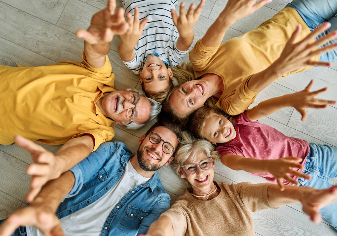 Soziale Kontakte mag das Gehirn, je anregender desto besser.  / © Adobe Stock/Lumos sp