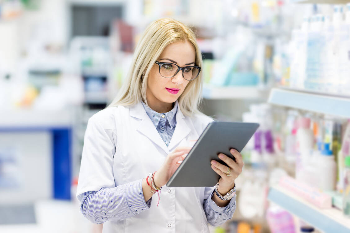 Das PTA-Forum jetzt auch als E-Paper lesen: am Smartphone oder Tablet in der App »Avoxa Kiosk« / © Getty Images/Bogdanhoda