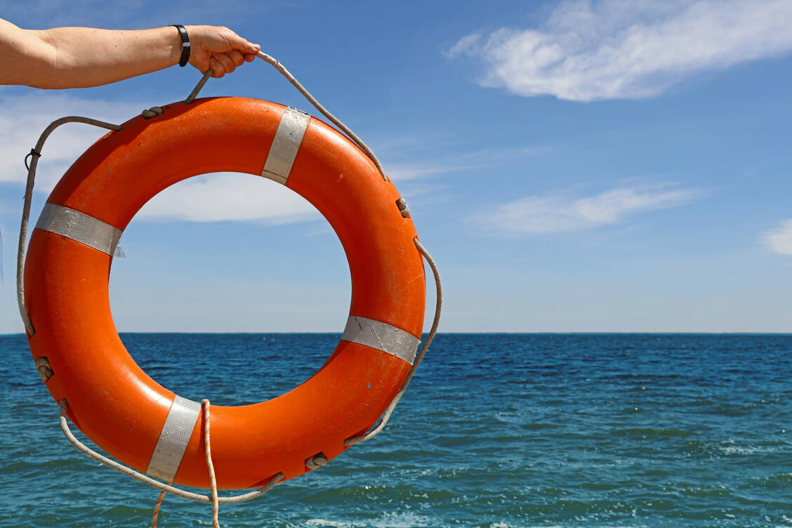 Wer sich für eine Laienrettung ins Wasser begibt, sollte unbedingt einen Gegenstand mit Auftrieb dabeihaben, den man der Person in Not anreichen kann, raten Experten. / © Getty Images/BreakingTheWalls