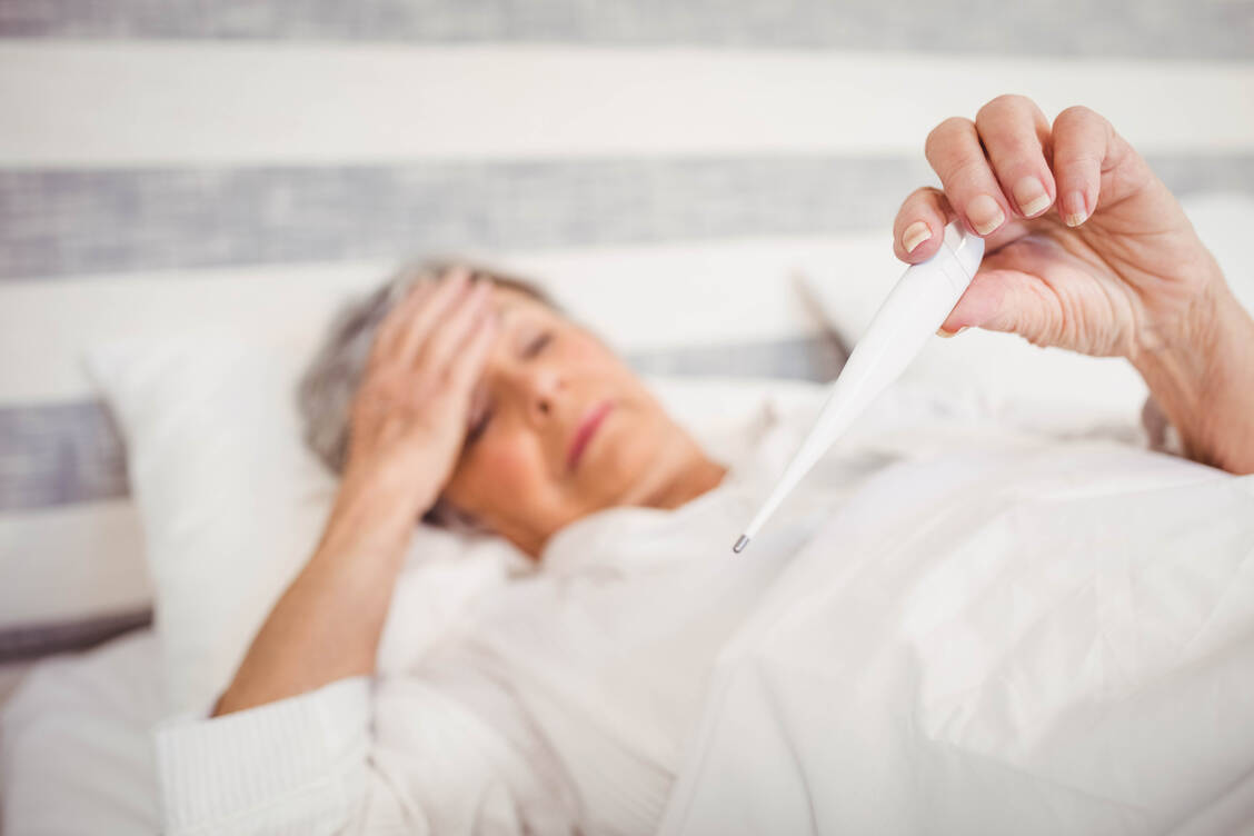 Jede akute schwere Erkrankung kann der Reaktivierung chronischer Viren im Körper Vorschub leisten. / © Adobe Stock/WavebreakMediaMicro