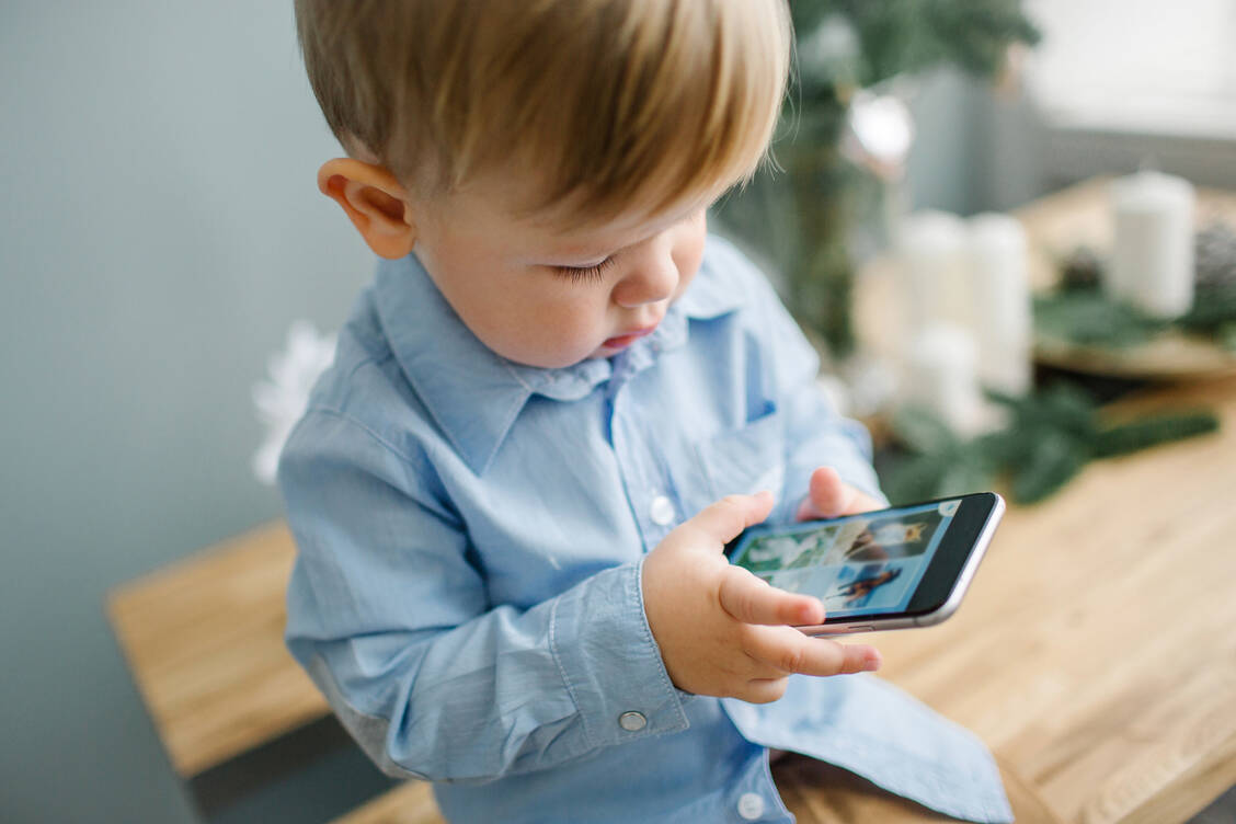 Leider werden schon die Kleinsten mit Smartphone und Tablet konfrontiert. Weitet sich die Mediennutzung mit dem Älterwerden zunehmend aus, kann das Kopfschmerzen begünstigen. / Foto: Shutterstock/Katsiaryna Pakhomava