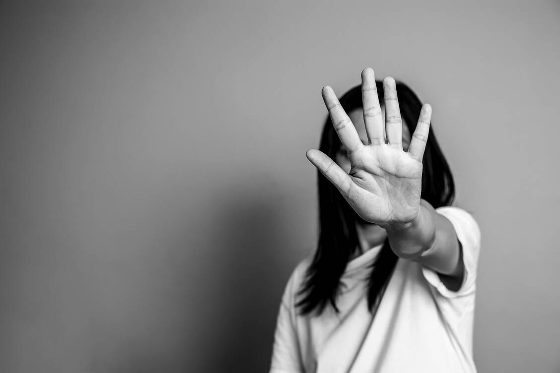 Nur ein kleiner Anteil der Frauen, die beispielsweise von häuslicher Gewalt betroffen sind, sucht Hilfe bei Beratungsstellen. / Foto: Getty Images/asiandelight