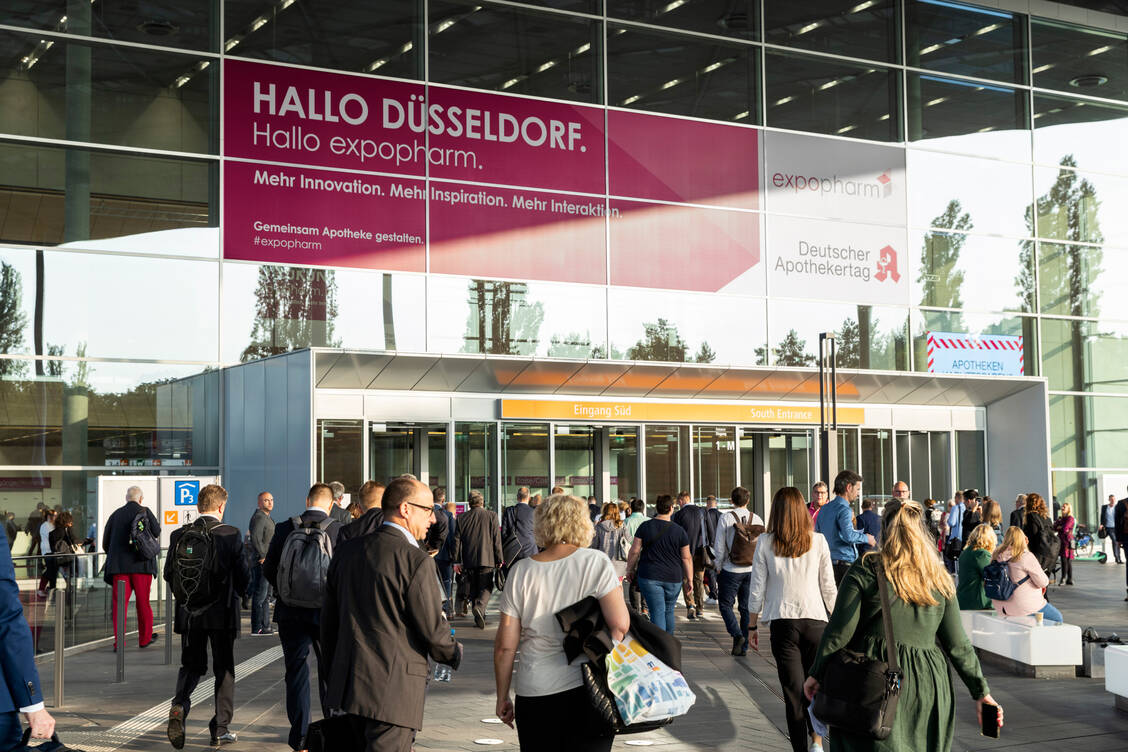 Die Besucher der Expopharm 2025 in Düsseldorf erwarten bereits bekannte, aber auch neue Aussteller und Marken. Bei vielen dreht es sich um die Themen Impfen, Nachhaltigkeit und einen Blick in die Zukunft. / © Avoxa (Symbol-/Archivbild)