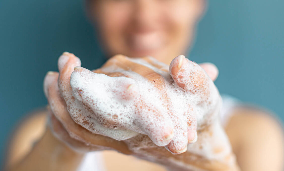 Häufiges Händewaschen kann nicht nur die Haut, sondern auch die Fingernägel in Mitleidenschaft ziehen. / Foto: Adobe Stock/globalmoments
