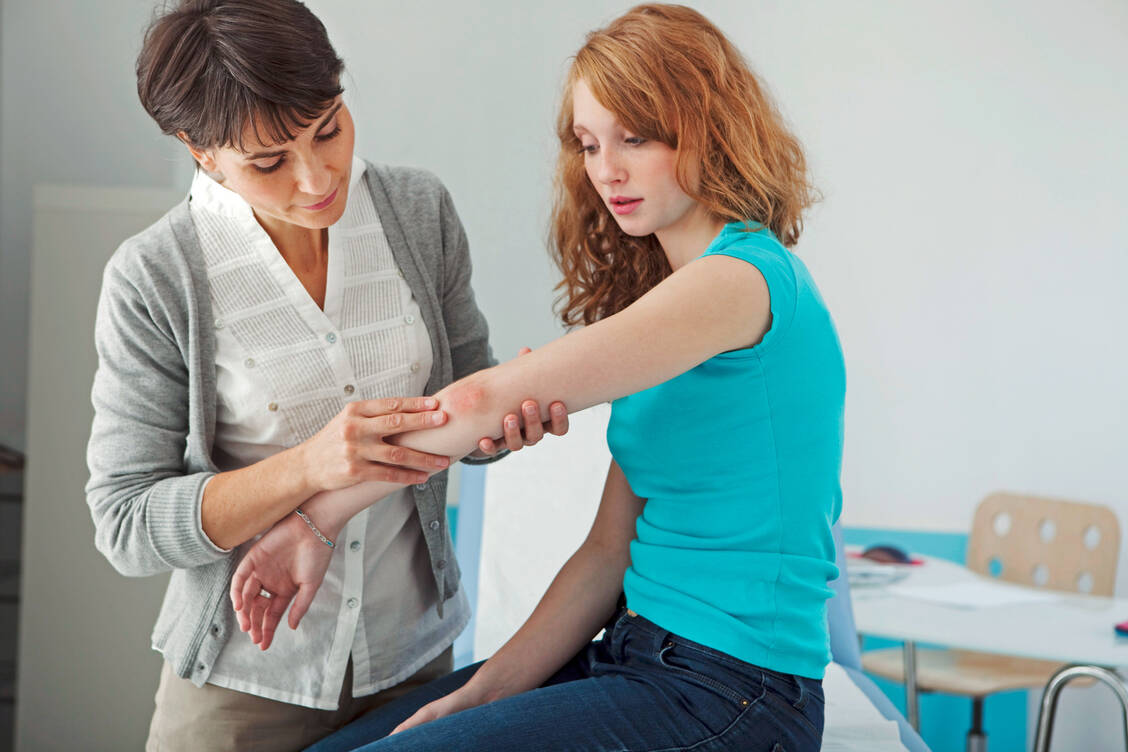 Bei chronischen Entzündungserkrankungen wie der Psoriasis mit oft jahrzehntelangem Verlauf ist der Einfluss auf das gesamte Leben der Betroffenen beträchtlich. / Foto: Adobe Stock/B. Boissonet
