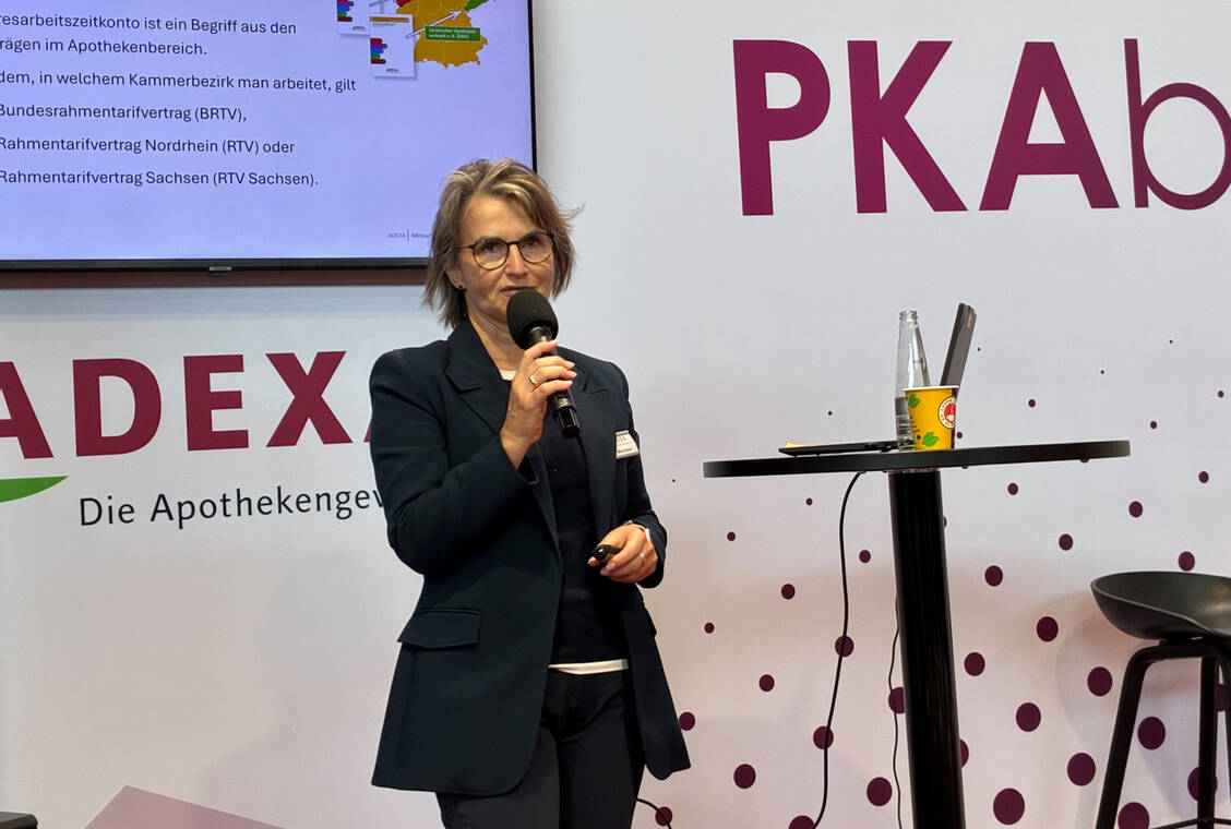 Rechtsanwältin Minou Hansen von der Apothekengewerkschaft Adexa erläuterte in der PKAbase auf der Expopharm, worauf beim Jahresarbeitszeitkonto zu achten ist.  / © PZ/Verena Schmidt