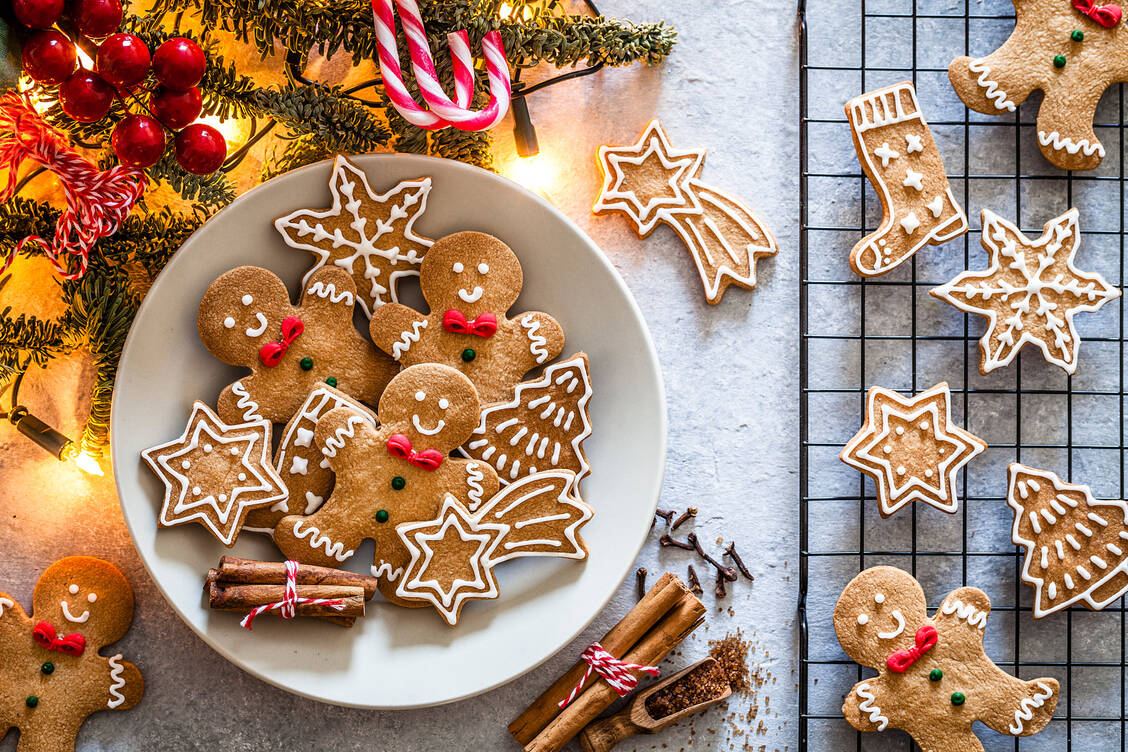 Weihnachtsbäckerei: Gewürze wie Kardamom, Koriander und Zimt verleihen selbst gebackenen Weihnachtsplätzchen das gewisse Etwas. / Foto: Getty Images/fcafotodigital