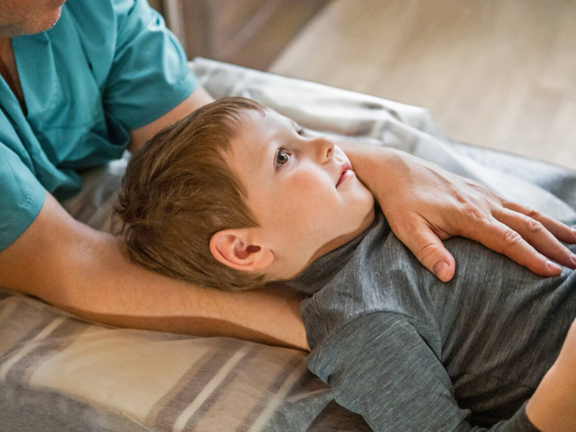 Es gibt viele Gründe für Eltern, mit ihrem Baby Hilfe beim Osteopathen zu suchen, einer davon: anhaltendes Schreien. / Foto: Adobe Stock/fascinadora