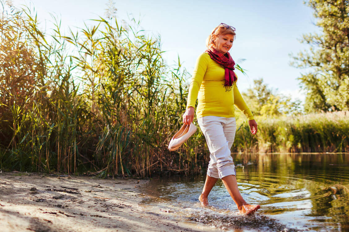 Bewegung aktiviert die Muskelpumpe, fördert den Rückfluss des Blutes zum Herzen und sollte so häufig wie möglich in den Alltag eingebaut werden. / Foto: Adobe Stock/maryviolet
