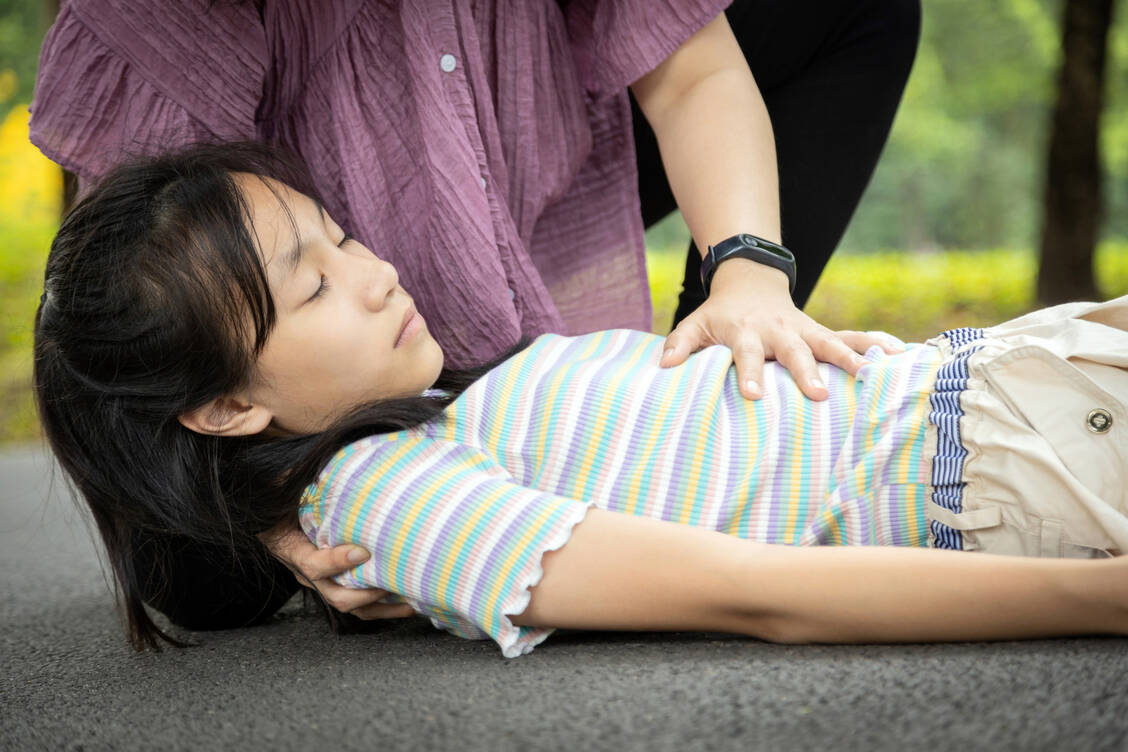 Epileptische Anfälle können unterschiedlich aussehen. Bei größeren Anfällen ist das gesamte Gehirn betroffen und es kommt zu einem Bewusstseinsverlust. / Foto: Adobe Stock/Satjawat