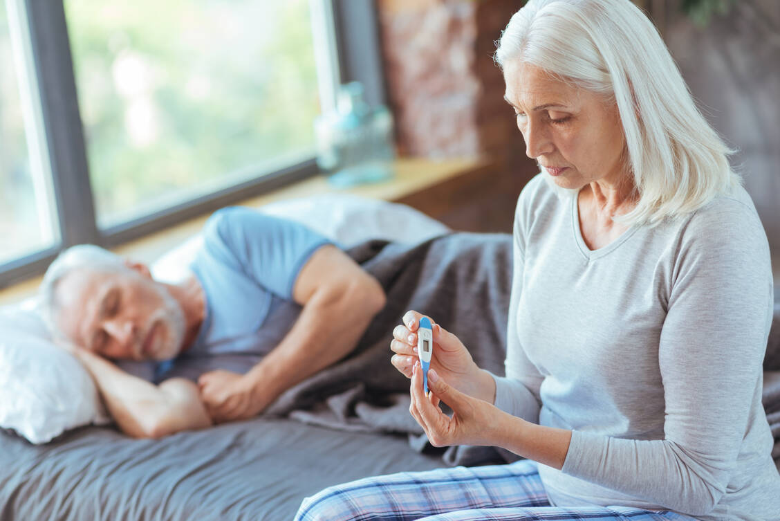 Ein Drittel der älteren Patienten haben bei einer Infektion kein Fieber — das erschwert die Diagnose. / Foto: Adobe Stock/Viacheslav Iakobchuk