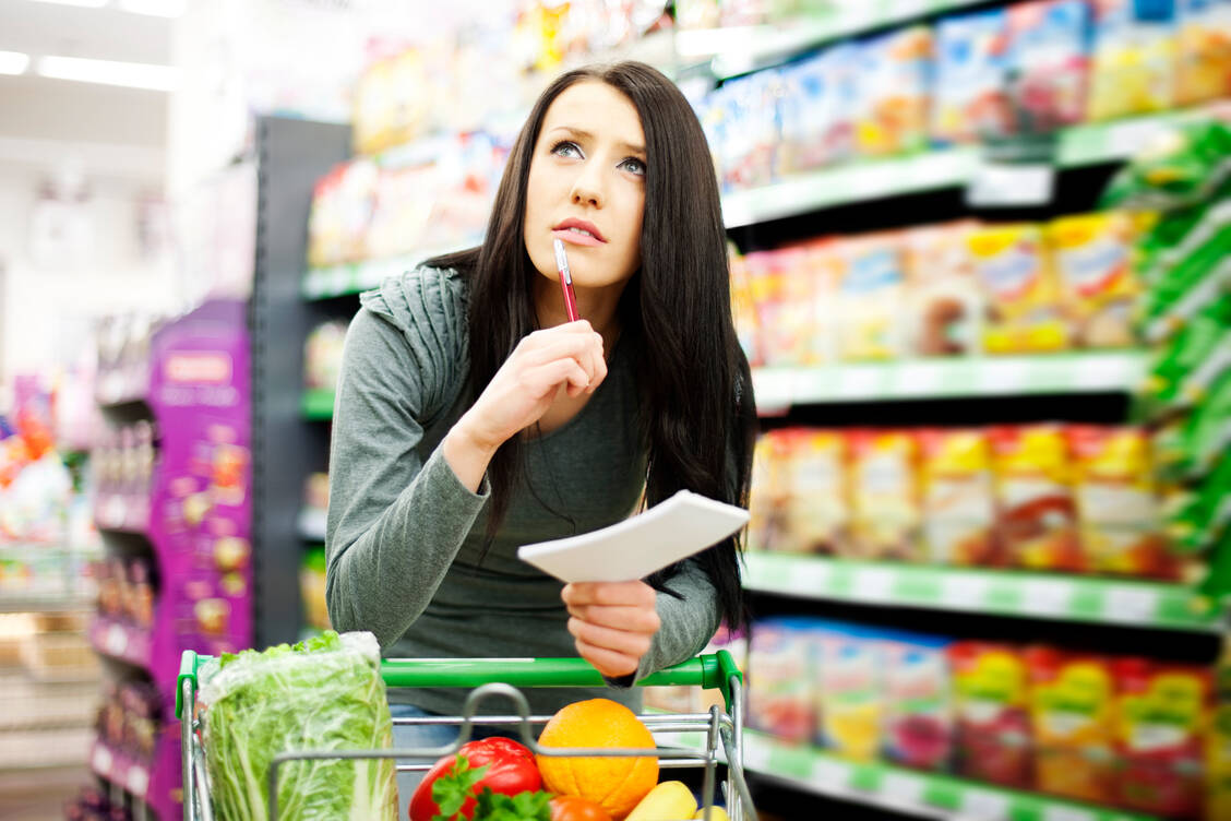 Aktuell sind immer mehr junge Frauen von Schilddrüsenknoten betroffen. Eine Ursache dafür ist eine strikte vegane Ernährung.  / © Getty Images/Anna Zielinska_	gpointstudio
