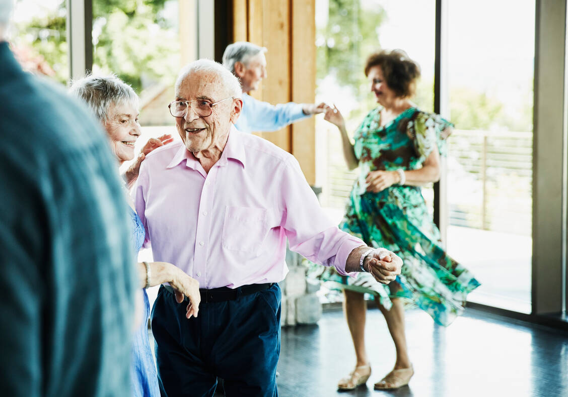 Tanzen bringt den an Parkinson erkrankten Teilnehmerinnen und Teilnehmern Lebensfreude und fördert gleichzeitig die Balance und den Gleichgewichtssinn. / © Getty Images/Thomas Barwick