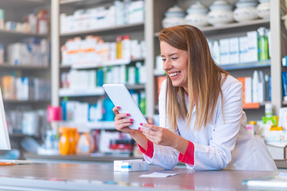 Das Berufsbild der PTA wandelt sich. Dabei spielen verschiedene Faktoren eine Rolle, zum Beispiel die zunehmende Digitalisierung im Apothekenbereich. / Foto: Adobe Stock/Dragana Gordic