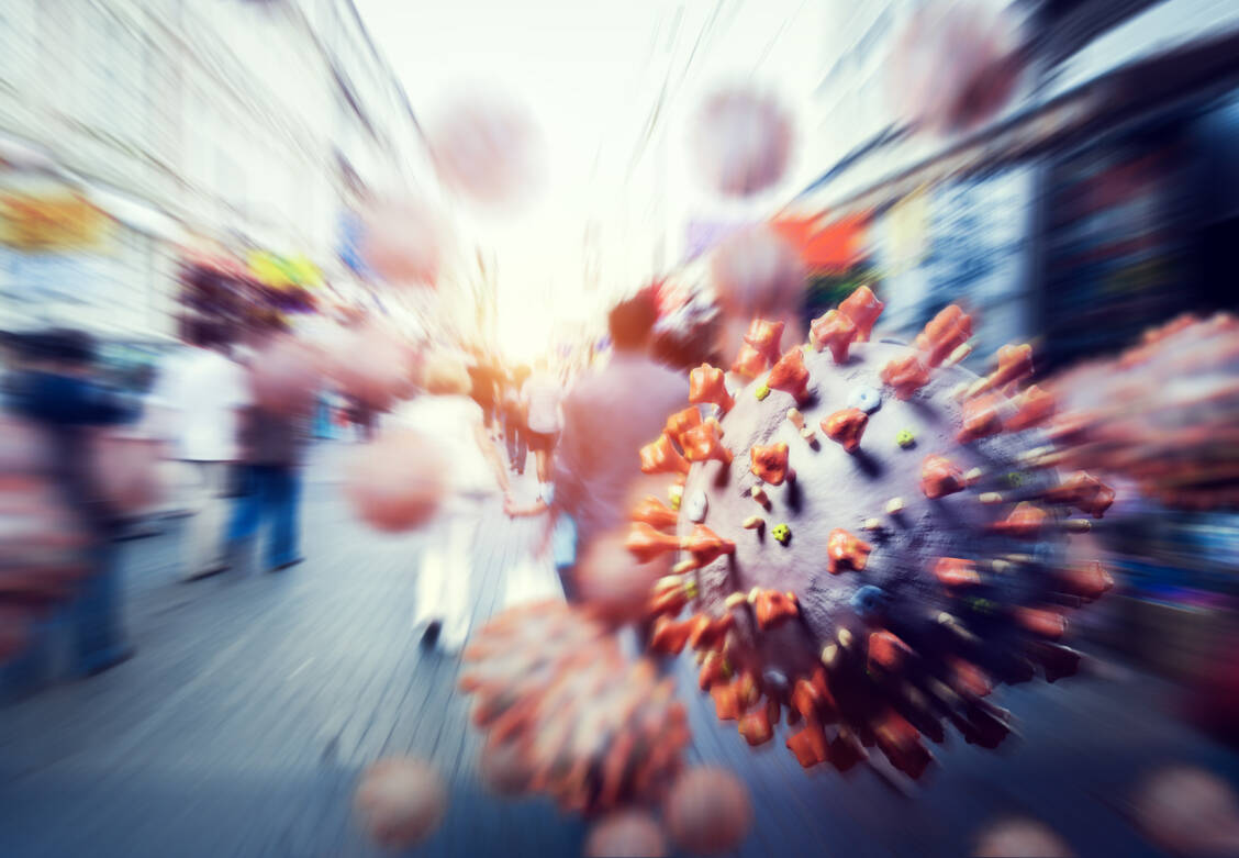 Anders als bei SARS-CoV-2, das sich sehr leicht über die Atemluft verbreitet, sind Infektionen mit dem Hantavirus – vor allem von Mensch zu Mensch – sehr selten und erfordern meist einen längeren engen Kontakt in geschlossenen Räumen. / © Adobe Stock/Photocreo Bednarek