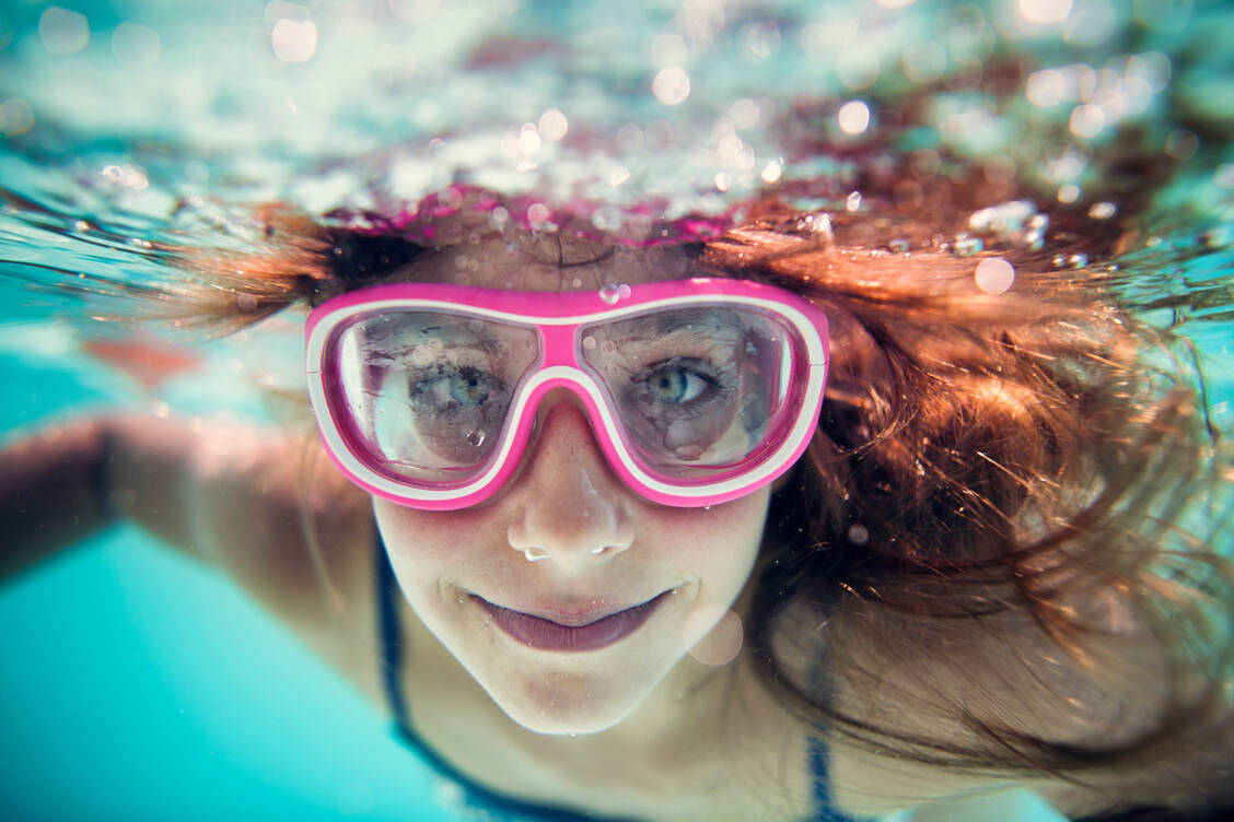 So ist es richtig: In natürlichen Gewässern nur mit Schwimmbrille den Kopf untertauchen.  / © Getty Images/Imgorthand