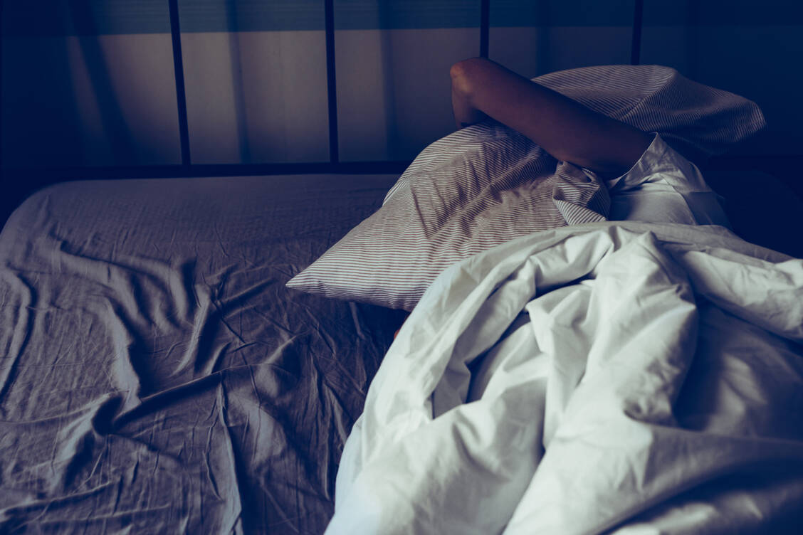 Wenn der nächste Tag näherrückt und Frau hat gefühlt kein Auge zugetan, kann die Angst vor der nächsten Nacht Schlaflosigkeit noch verstärken. / Foto: Adobe Stock/Basak Gurbuz Derman