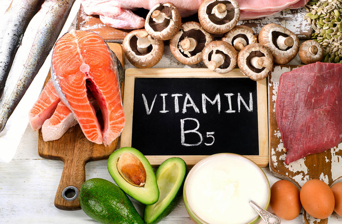 Vitamin B5 ist unter anderem in Fleisch, Fisch und Eier enthalten.  / Foto: Getty Images/bit245