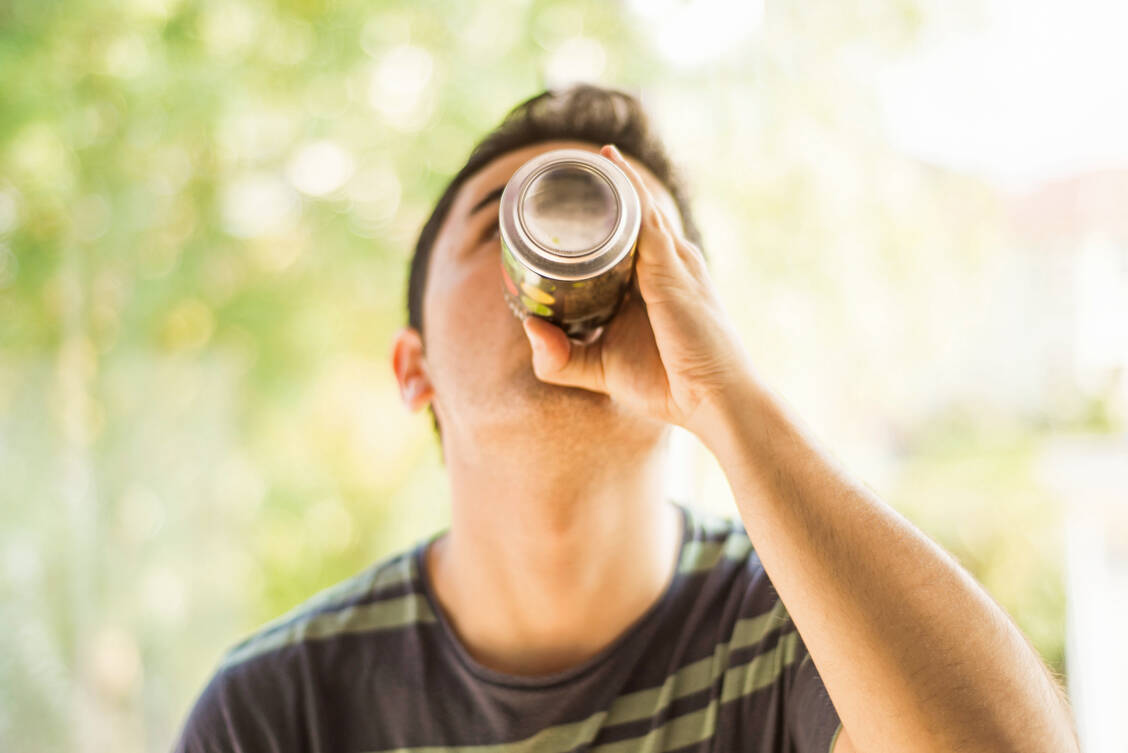 Energydrinks mit Koffein sind besonders bei Jugendlichen beliebt. Werden sie im Übermaß getrunken, kann sich das negativ auf das Herz-Kreislauf-System auswirken, warnen Experten. / Foto: Getty Images/MarioGuti