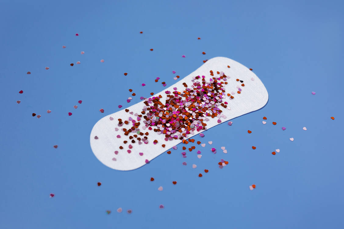Die Menstruationsblutung wurde lange als etwas Negatives und Unreines betrachtet. Noch heute gilt sie vielerorts als Tabuthema. / Foto: Getty Images/Yulia Reznikov