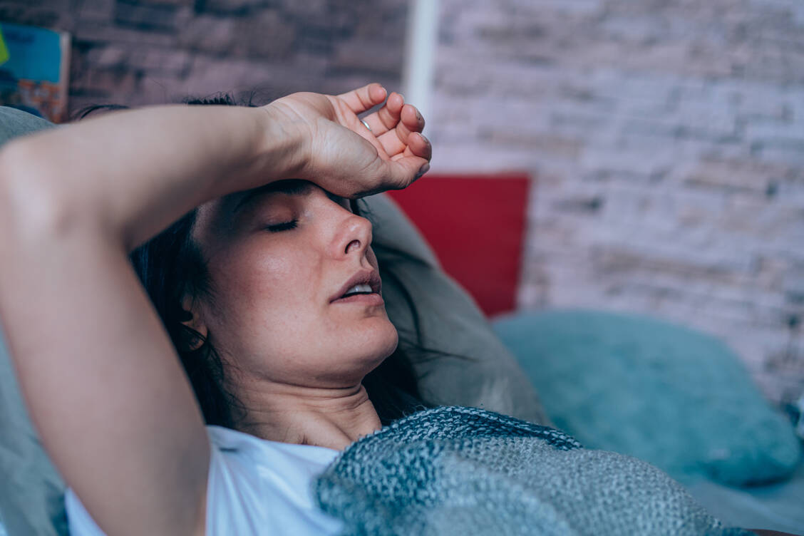 Ein extremes Krankheitsgefühl mit Atemnot, Herzrasen und Bewusstseinsveränderungen kann auf eine Sepsis hindeuten. / © Getty Images/VioletaStoimenova
