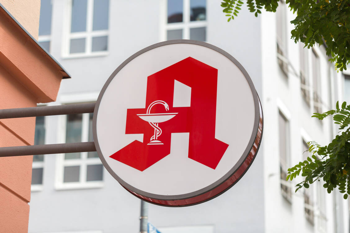 Apotheken können, wenn auch alles umgesetzt wird, mit einer Honorarerhöhung rechnen. / © Adobe Stock/Chris Redan