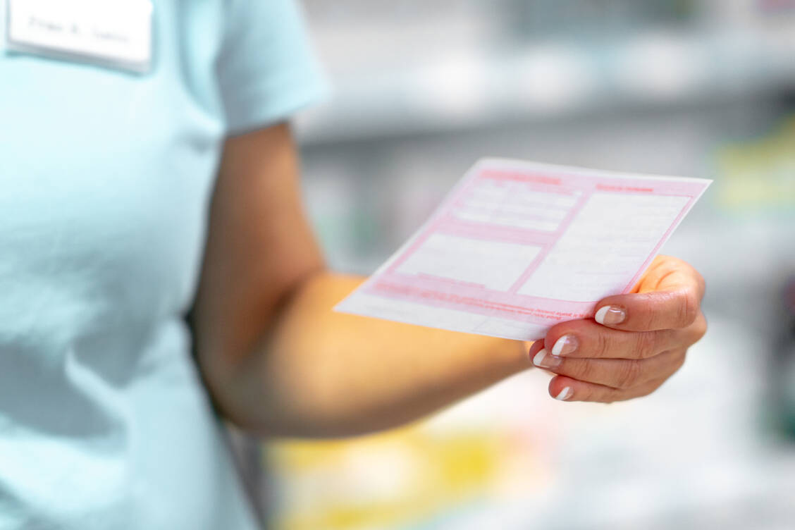 Apotheker müssen Rücksprache mit dem verschreibenden Arzt halten, wenn Angaben auf dem Rezept fehlen. Eine neue Regelung soll Erleichterung bringen. / Foto: Adobe Stock/cineberg