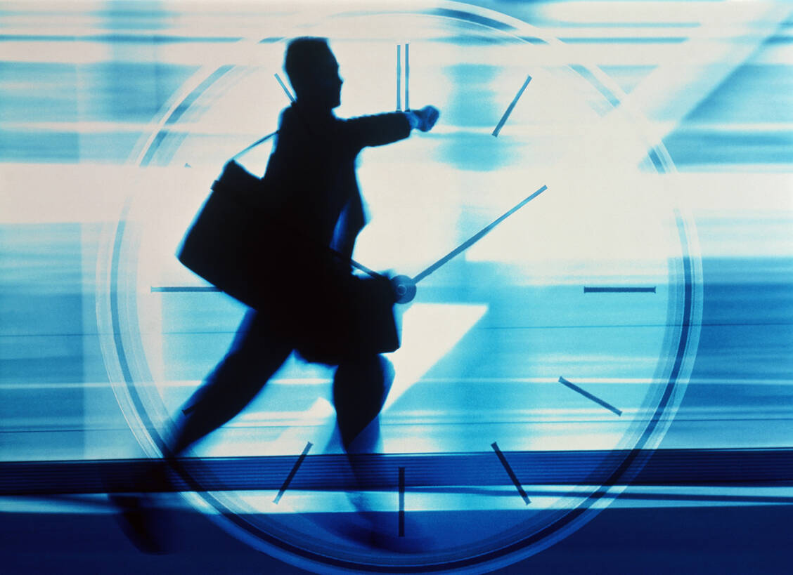 Zeitarmut erhöht Stress und Gesundheitsrisiken. Wie man vermeidet, im Zeitdruck unterzugehen. / © Getty Images/Laurence Monneret