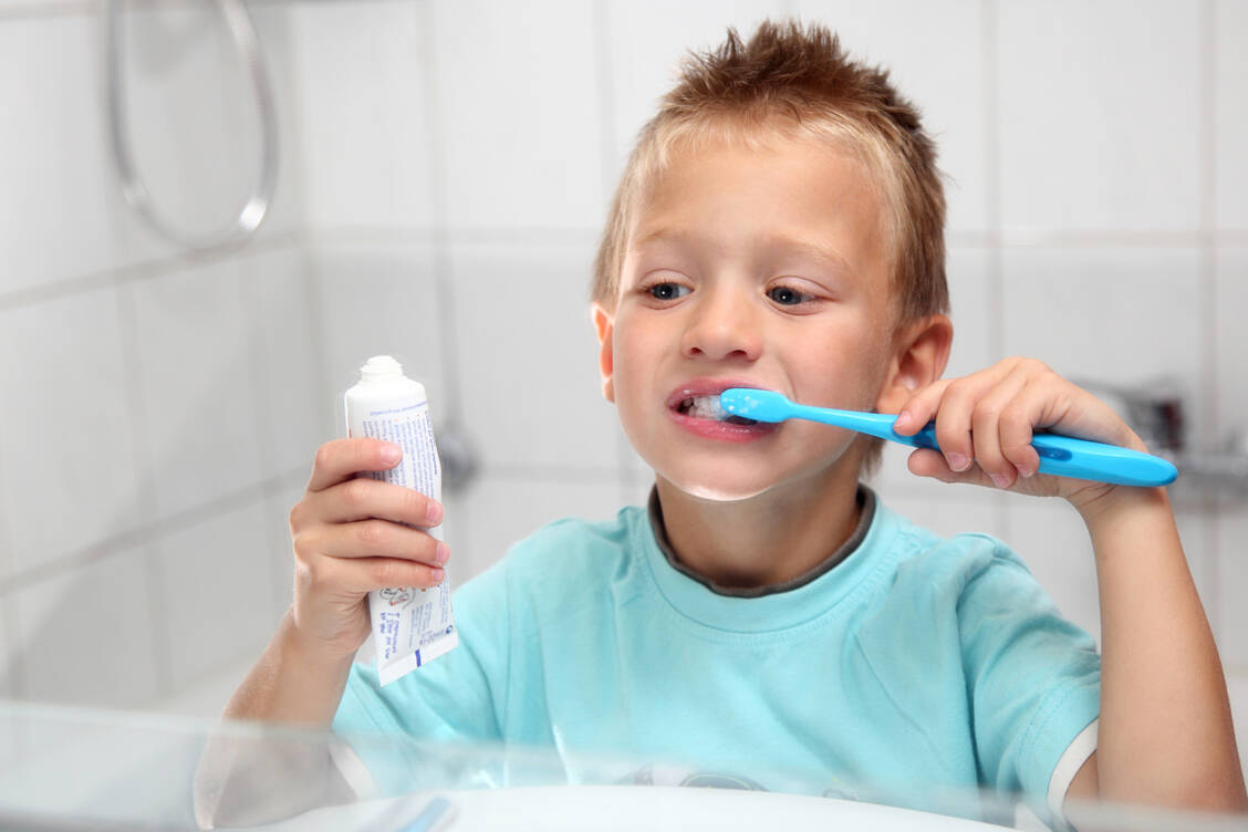 Wichtig beim Zähneputzen  ist nicht die Dauer, sondern dass jeder Zahn gründlich geputzt wird. / © Adobe Stock/sabine hürdler