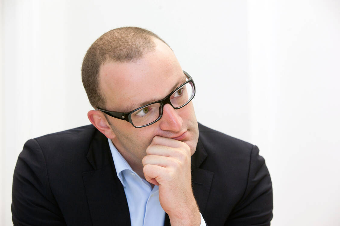 Bundesgesundheitsminister Jens Spahn (CDU) nimmt sich die Kritik am Entwurf seines PTA-Reformgesetzes zu Herzen. Nach der parlamentarischen Sommerpause will er eine komplett überarbeitete Version vorlegen. / Foto: PZ/Kerstin Zillmer