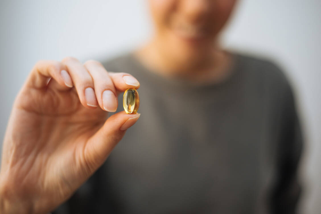 Omega-3-Fettsäuren kommen unter anderem in Fisch- und Algenölen vor. / © Getty Images/agrobacter
