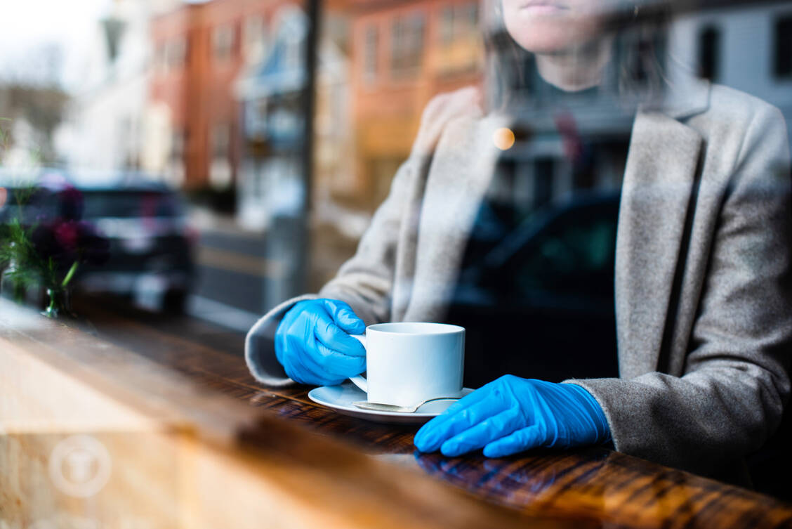 Um sich unterwegs in der Öffentlichkeit vor einer Coronavirus-Infektion zu schützen, tragen aktuell viele Menschen Einmalhandschuhe. Experten raten davon ab – aus gutem Grund.  / Foto: Getty Images/Heidi Harting / EyeEm