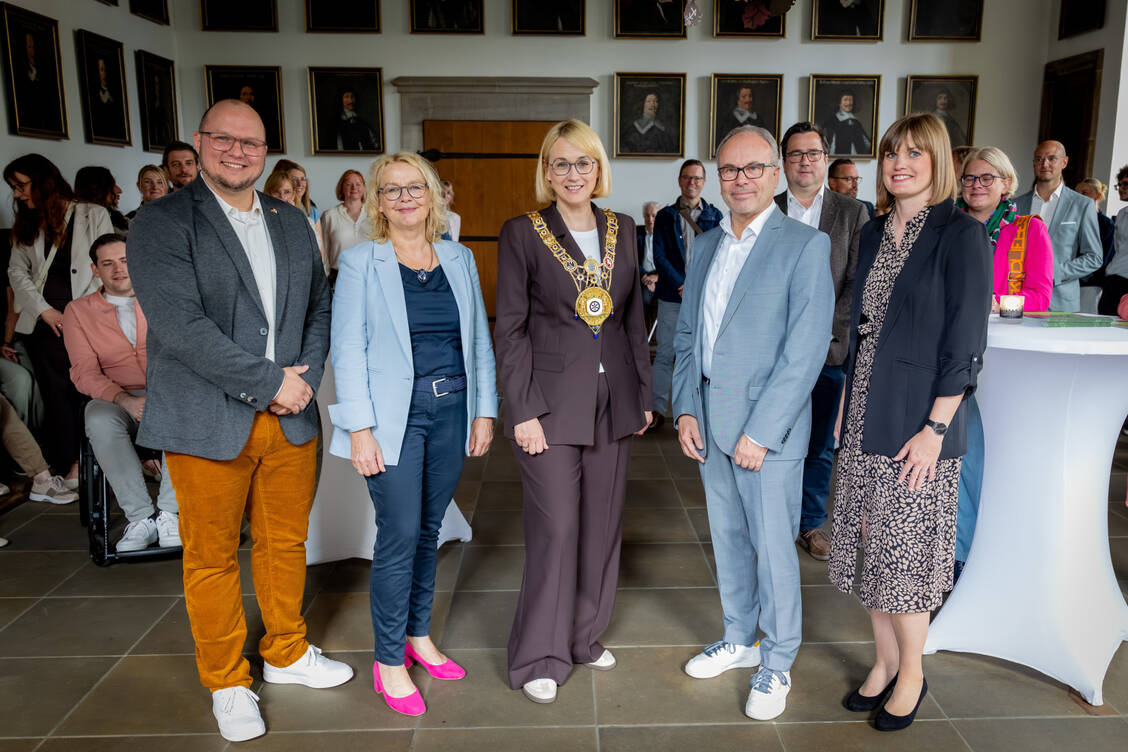 Würdigten das Jubiläum der Völker-Schule bei einem offiziellen Festakt im Osnabrücker Friedenssaal: Daniel Dresselhaus (Vorstand VSO), Cornelia Baden (Referatsleitung Kultusministerium Niedersachsen), Osnabrücks Oberbürgermeisterin Katharina Pötter sowie Burkhard Pölzing und Lina Kalmer (beide Vorstand VSO). / © Völkerschule