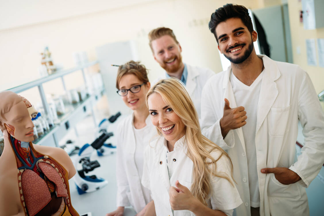 Ein guter Arzt oder eine gute Ärztin? Tests zeigen, wer sich eher eignet. / © Adobe Stock/NDABCREATIVITY