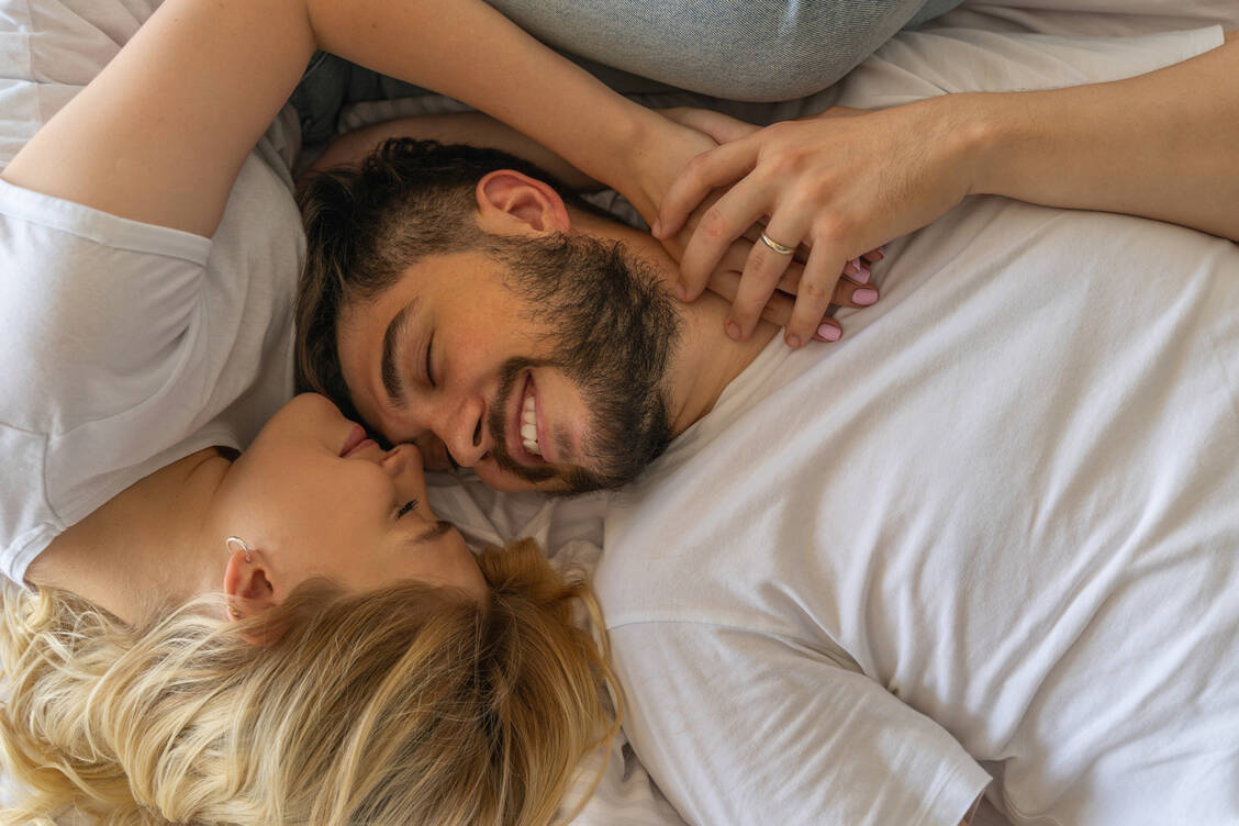 Lust auf Liebe – Gespräche und die Wünsche des Partners zu verstehen, sind dafür eine wichtige Basis. / © GettyImages/	YakobchukOlena
