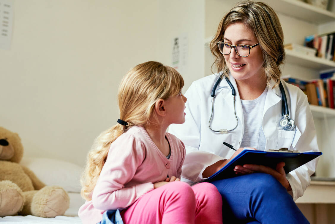 Ärzte können den neuen Kinasehemmer Selumetinib bei Kindern ab drei Jahren einsetzen. / Foto: Getty Images/Peopleimages
