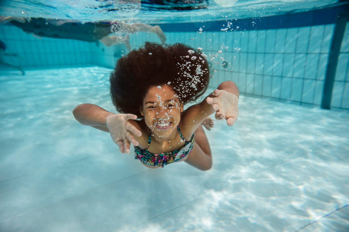 Schwimmen und Tauchen macht vielen Spaß. Damit es gar nicht erst zu Ohrenschmerzen kommt, kann man die Ohren zum Beispiel mit speziellen Ohrenstöpseln vor Wassereintritt schützen. / Foto: Getty Images/Westend61