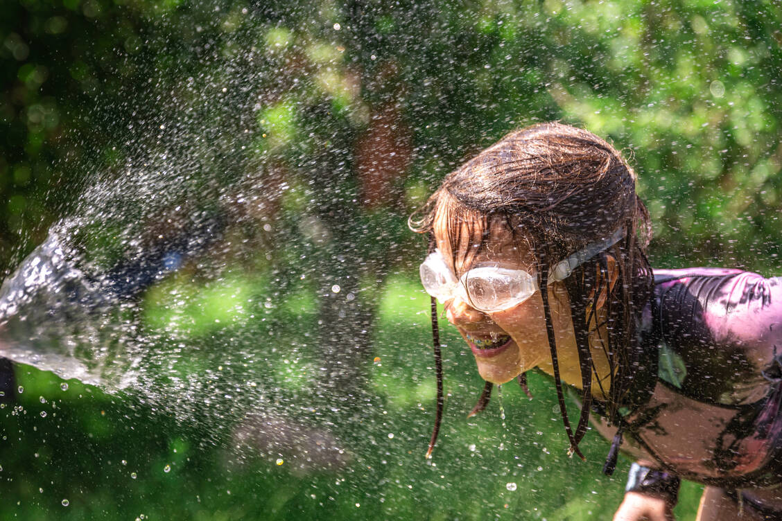 Sommerzeit ist Brillenzeit: Die Sonnenbrille schützt unsere Augen vor UV-Strahlung, eine Schwimm- oder Taucherbrille vor Reizungen durch Salz- und Chlorwasser oder Fremdkörper.  / Foto: Getty Images/puhimec