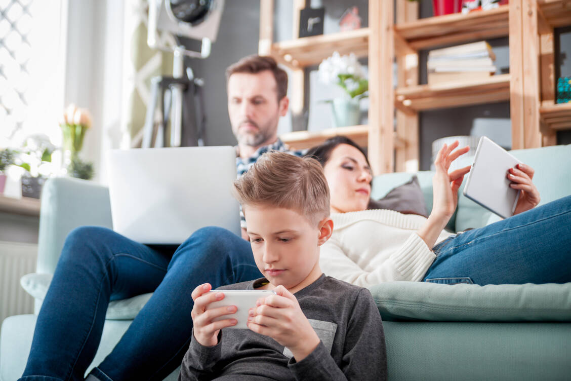 Viele Menschen würden ihre Freizeit lieber sinnvoller verbringen. Dazu gehört, sich mit Freunden zu treffen, Sport zu treiben sowie generell mehr gesellige Aktivitäten. / Foto: Adobe Stock/leszekglasner