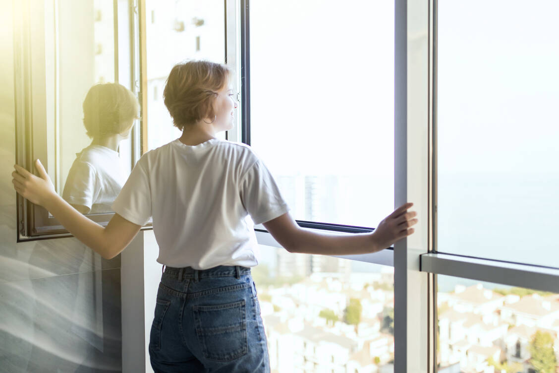 Am effektivsten für ein gutes Raumklima ist regelmäßiges Lüften. / Foto: Adobe Stock/F8studio