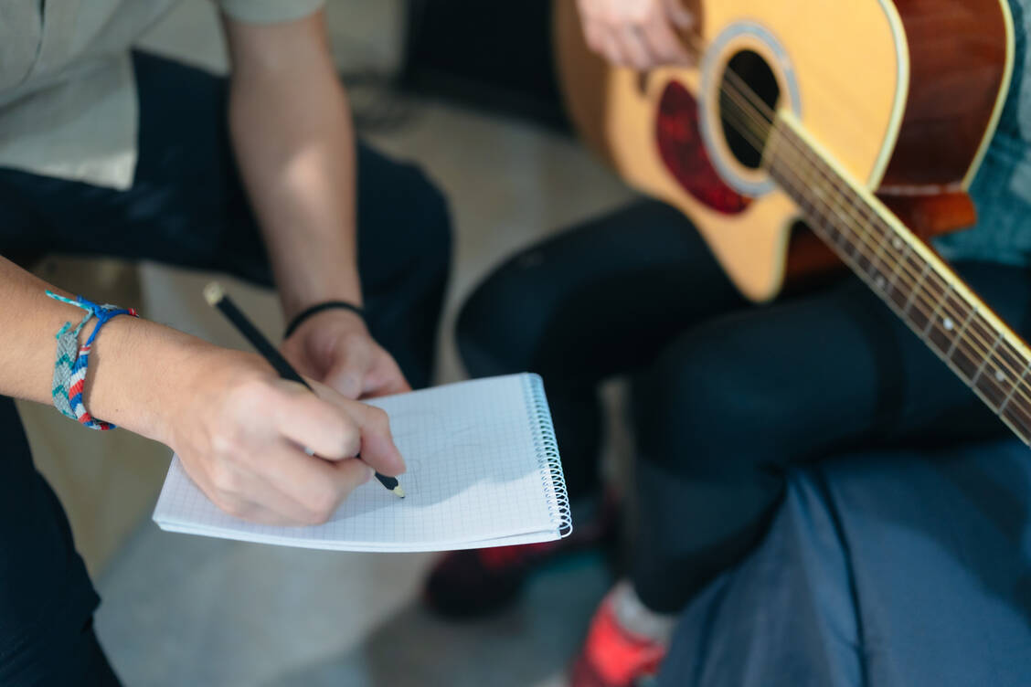 Über die vergangenen Jahrzehnte hat stressbezogene Sprache, Negativität und lyrische Einfachheit in Pop-Songs deutlich zugenommen. / © Getty Images/Jaime Grajales Benjumea